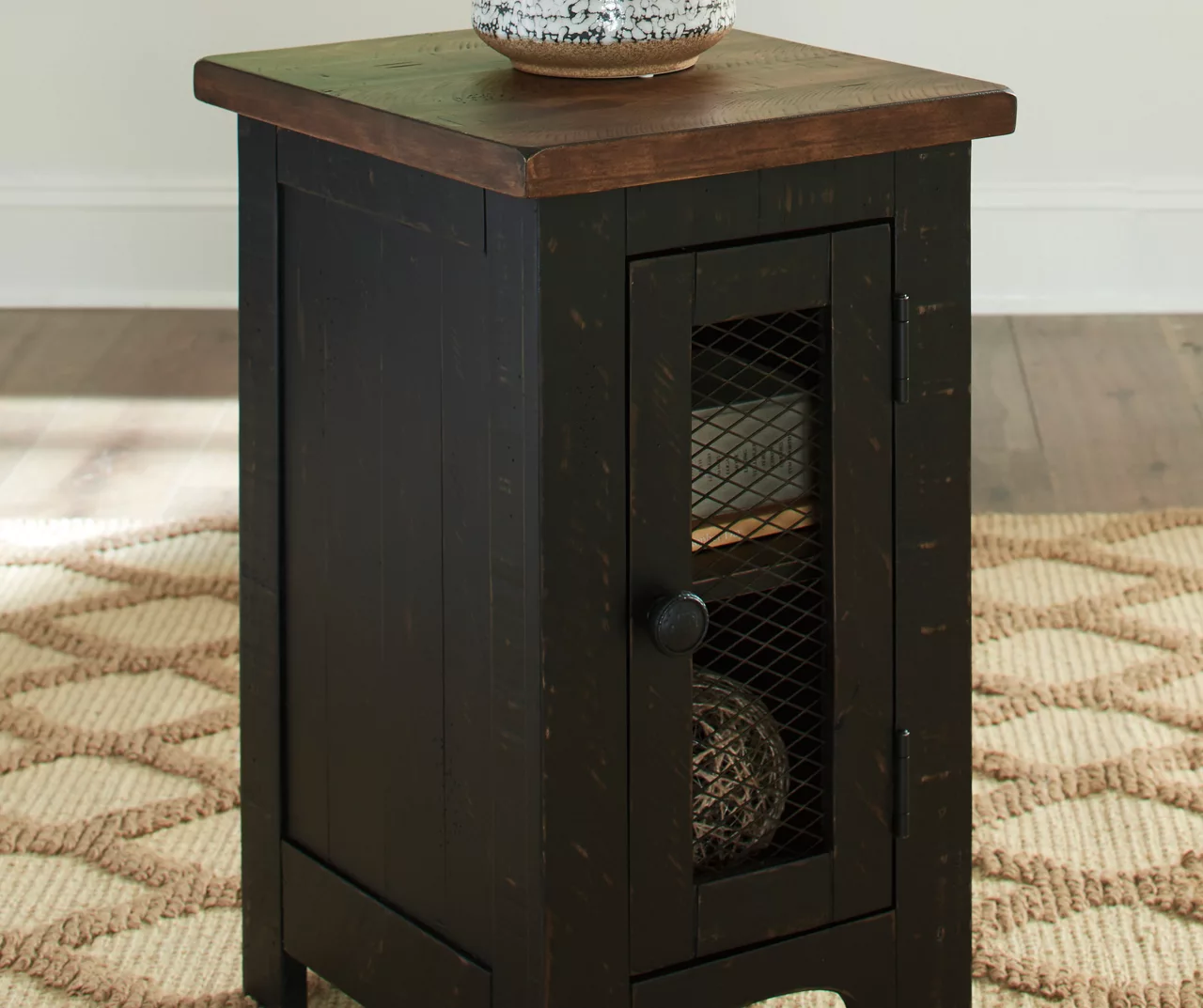 Valebeck Black & Brown Two-Tone Chairside End Table 8 Valebeck Black & Brown Two-Tone Chairside End Table - Image 6