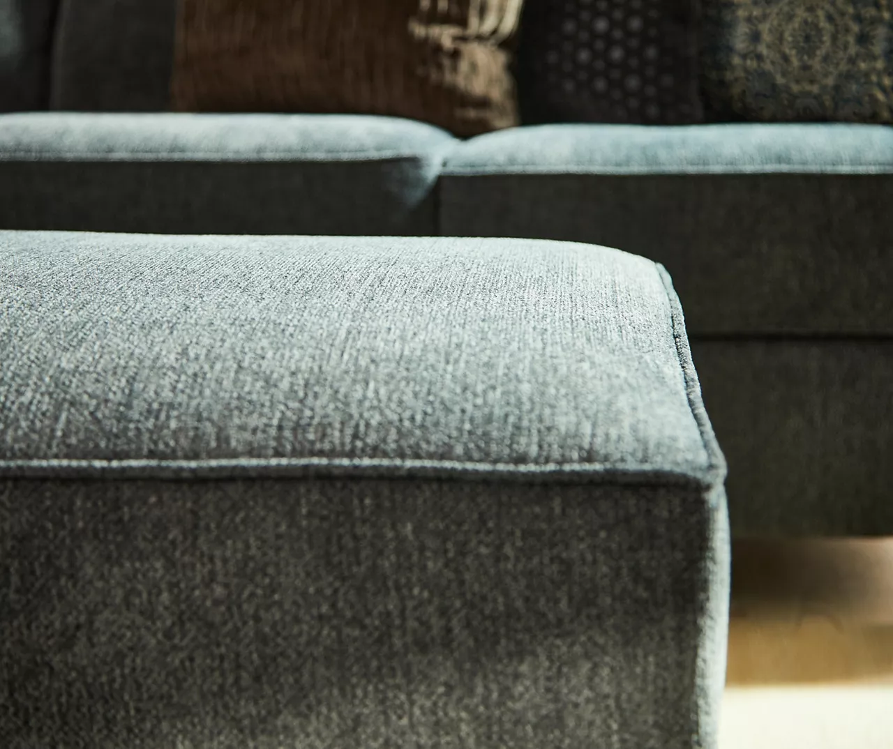 Broyhill Tripoli Slate Sectional & Ottoman Set 8 Broyhill Tripoli Slate Sectional & Ottoman Set - Image 6